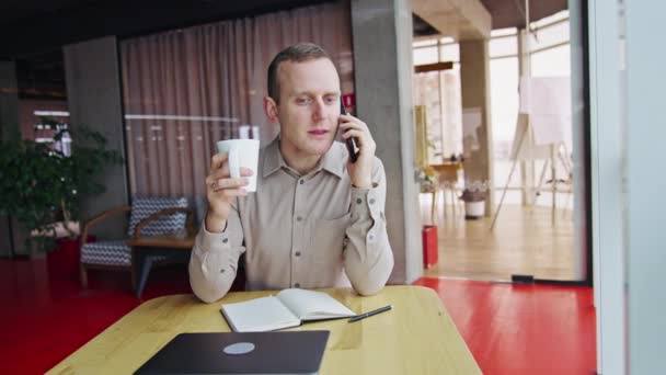 Empleado Oficina Hablando Por Teléfono Bebiendo Joven Sentado Mesa Telón — Vídeos de Stock