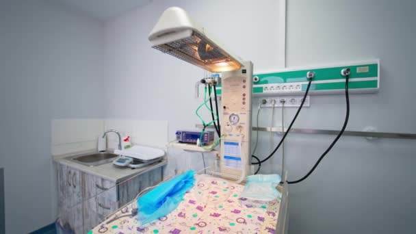 Cama Resucitación Vacía Con Lámpara Encendida Para Pacientes Recién Nacidos — Vídeos de Stock