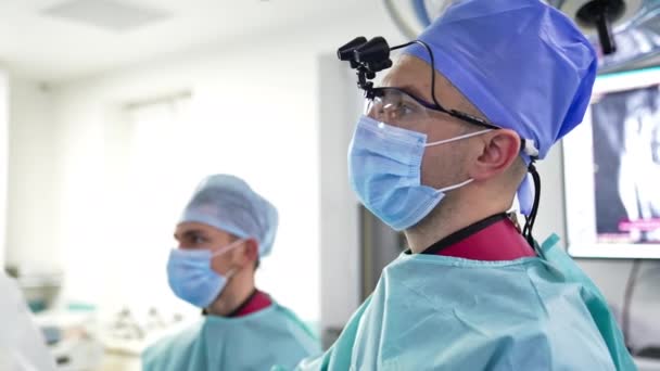Egyenruhás Idegsebész Technológiai Szemüveg Egyenesen Előre Néz Egy Magabiztos Sebész — Stock videók