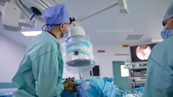 Chirurgia Neurochirurgica Professionale Condotta Con Dispositivo Che Guarda Monitor Mosse — Video Stock