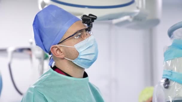 Kaukasischer Arzt Mittleren Alters Starrt Geradeaus Porträt Eines Selbstbewussten Neurochirurgen — Stockvideo