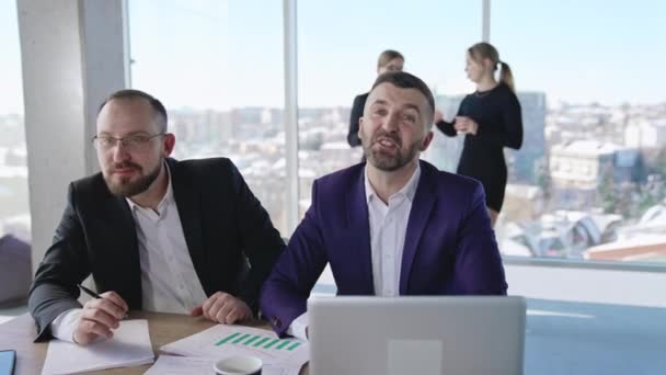 Dwóch Biznesmenów Rozmawia Przy Biurku Przed Laptopem Patrzą Coś Komputerze — Wideo stockowe