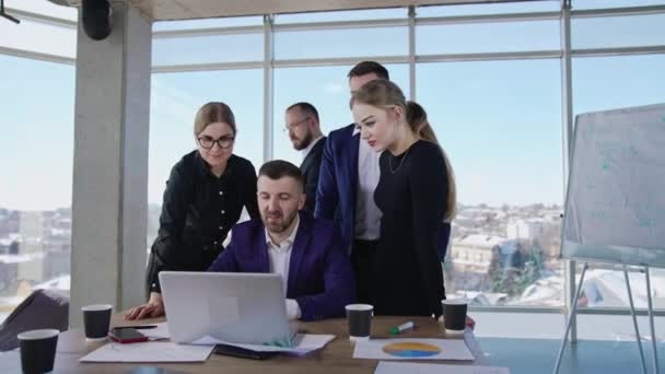 Kancelářský Tým Stojí Kolem Stolu Laptopem Telefonickém Rozhovoru Nim Přidá — Stock video