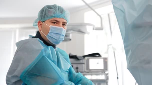 Biały Lekarz Średnim Wieku Uważnie Patrzy Bok Chirurg Trzymający Urządzenie — Wideo stockowe