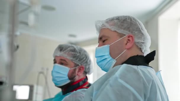 Cvičení Chirurgové Diskutující Operaci Dva Doktoři Konzultující Pacientův Případ Nízkoúhlý — Stock video
