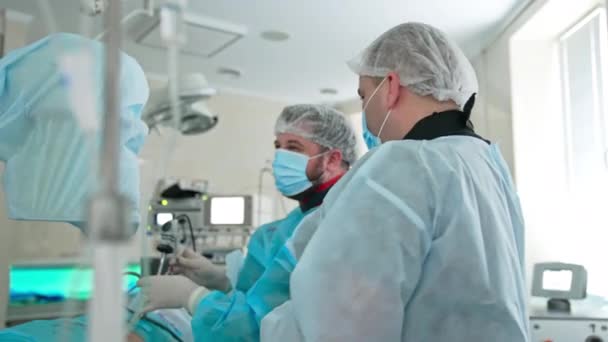 Хірург Застосував Хірургічні Інструменти Пацієнта Інший Лікар Допомагає Йому Консультуватися — стокове відео