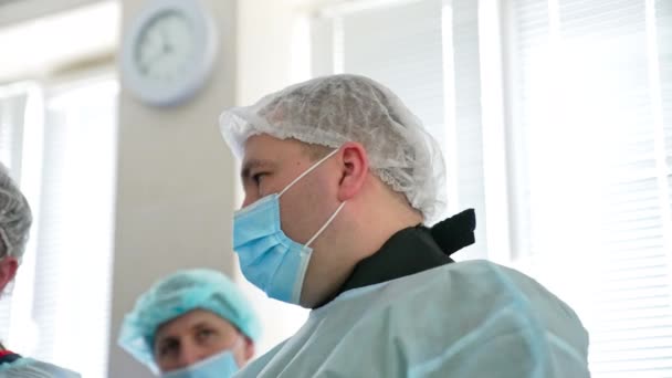Chirurg Komentujący Proces Operacji Innemu Lekarzowi Zbliżenie Portret Praktykującego Specjalisty — Wideo stockowe