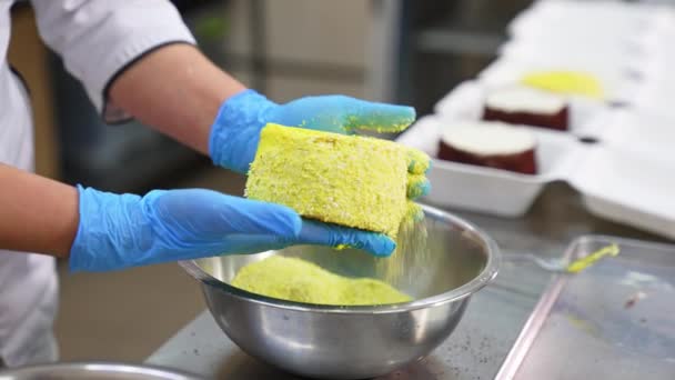 Produire Des Gâteaux Confiserie Gants Mains Couvrent Gâteau Jaune Avec — Video