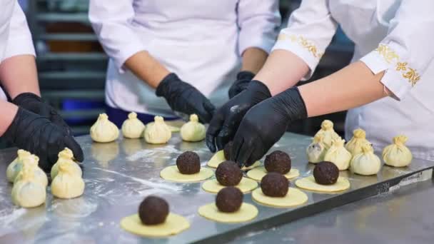 Drie Banketbakkers Maken Koekjes Desserts Fabricage Van Handgemaakte Snoepjes Met — Stockvideo