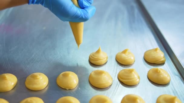 Massa Líquida Pastelaria Amarela Sendo Espremida Assadeira Fecha Produção Pastelaria — Vídeo de Stock