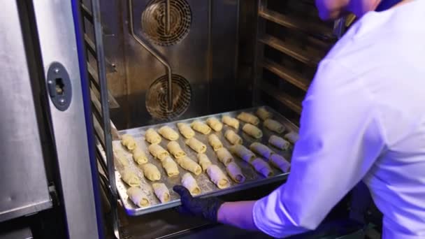 Baker Met Trois Plaques Cuisson Remplies Petits Croissants Dans Four — Video