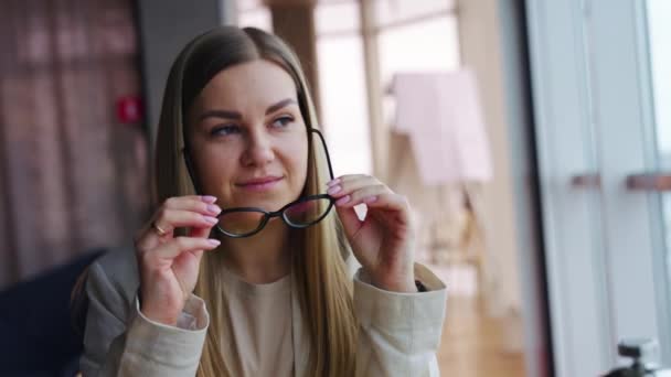 Jovem Loira Tira Óculos Mulher Cabelos Compridos Sente Cansada Toca — Vídeo de Stock