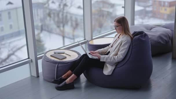 Jovem Trabalha Laptop Sentado Cadeira Saco Feijão Mulher Está Cansada — Vídeo de Stock