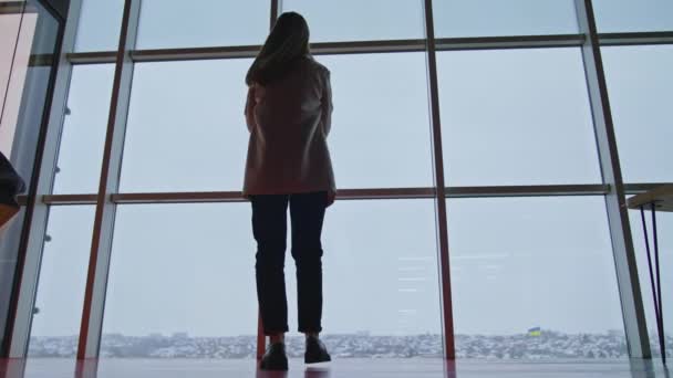 Женщина Костюме Подходит Большим Панорамным Окнам Вдумчивая Юная Леди Стоит — стоковое видео