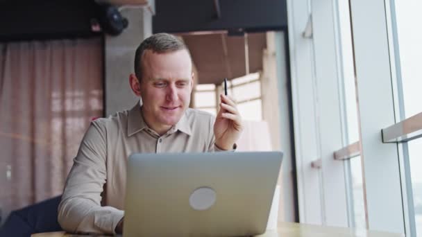 Männlicher Angestellter Sitzt Schreibtisch Seinem Laptop Beschäftigter Mann Blickt Auf — Stockvideo