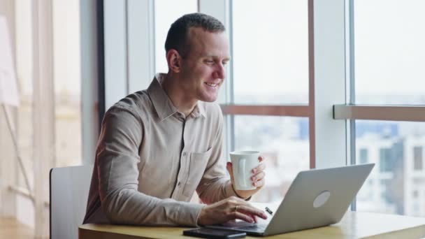 Homem Meia Idade Trabalhando Laptop Tomando Café Empregado Masculino Pressiona — Vídeo de Stock