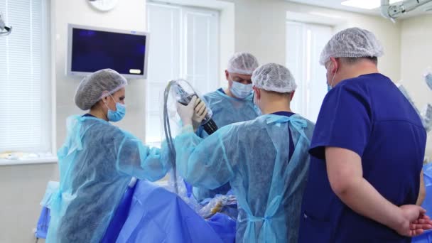Équipe Professionnels Effectuant Une Chirurgie Dans Une Clinique Moderne Deux — Video