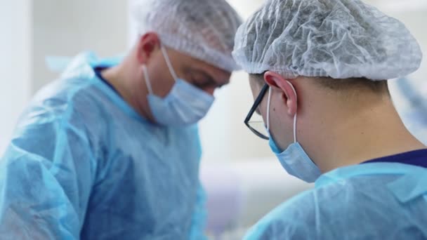 Médico Adulto Jovem Discutindo Algo Equipa Cirurgiões Prepararem Para Cirurgia — Vídeo de Stock