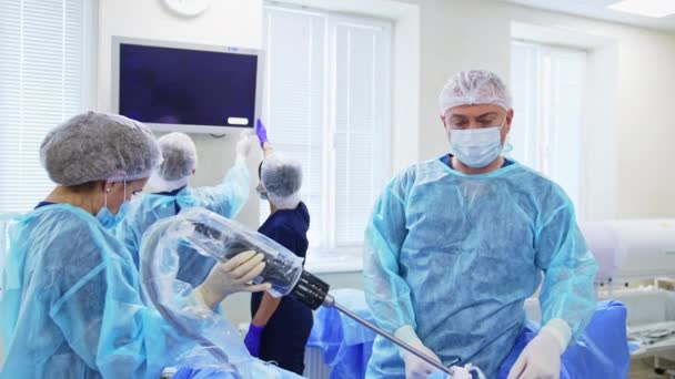 Процес Хірургічної Операції Чоловік Лікар Працює Жінка Асистентка Тримає Довгий — стокове відео