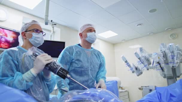 Lekarze Skoncentrowani Spięci Używają Innowacyjnych Narzędzi Podczas Operacji Uważnie Patrzą — Wideo stockowe