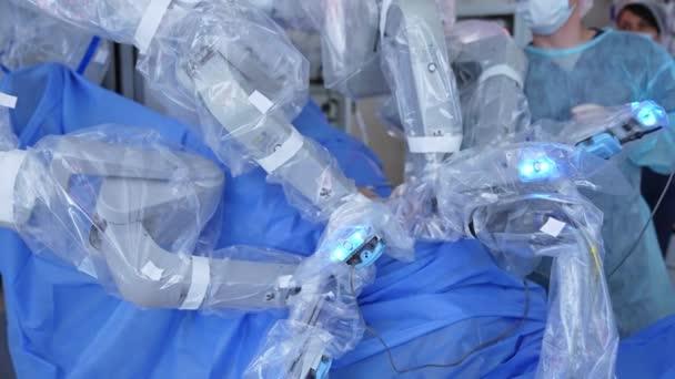 Robot Kollar Hastanın Üzerinde Yavaşça Dikkatlice Hareket Eder Arkaplanda Bulanık — Stok video