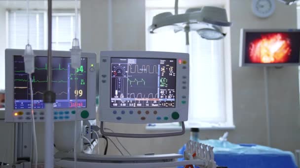 設備の整った外科劇場 ロボット機器による患者の重要な兆候および操作領域を示すスクリーンおよびモニター — ストック動画