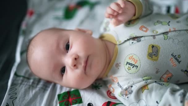 Sağlıklı Aktif Beyaz Bir Erkek Bebek Sırt Üstü Yatıyor Tatlı — Stok video