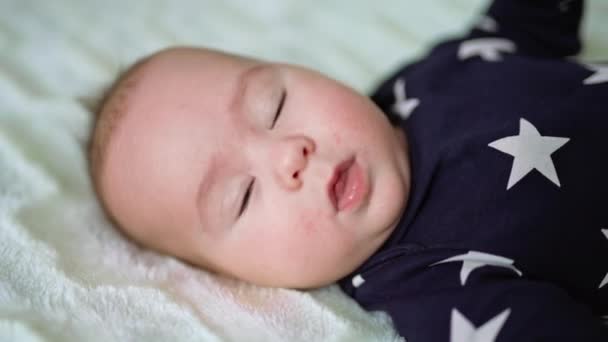 可爱的小男孩躺在床上休息 妈妈开始刷宝宝的头发 宝宝满意地笑了 可爱的婴儿脸靠得很近 — 图库视频影像
