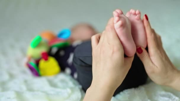 Die Hände Der Fürsorglichen Mutter Massieren Die Kleinen Babyfüße Mama — Stockvideo