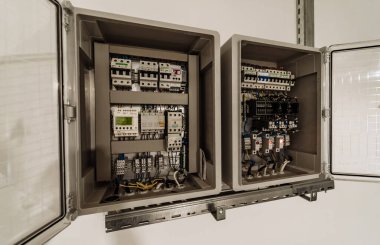 Fabrikada elektrik kutusu. Elektrik bakım hizmeti.