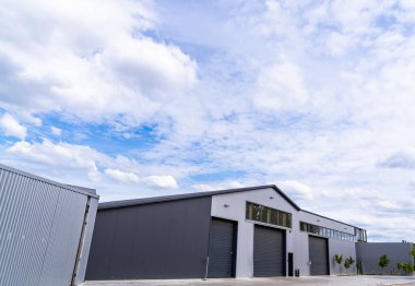 Mavi gökyüzü olan sanayi binası