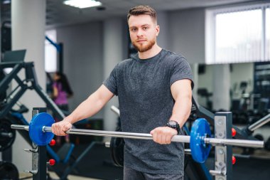 Yakışıklı adam spor salonunda.