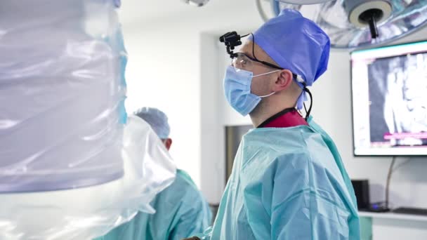 Γιατρός Ειδικά Κιάλια Στο Χειρουργείο Χειρουργός Χρησιμοποιεί Όργανο Και Κοιτάζει — Αρχείο Βίντεο