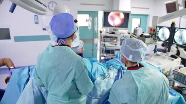 Medici Piedi Con Spalle Alla Telecamera Sopra Paziente Chirurgo Assistente — Video Stock