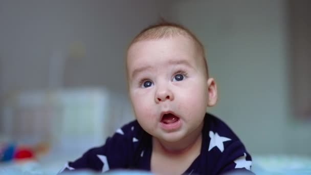 Bebê Bonito Deita Cama Seu Estômago Bela Criança Infantil Olha — Vídeo de Stock
