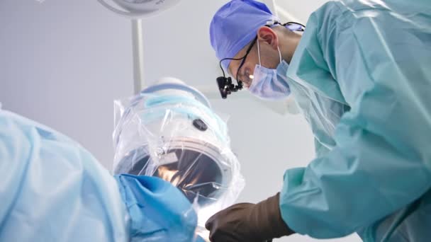 Chirurg Naait Patiënt Aan Het Einde Van Operatie Dokter Boog — Stockvideo