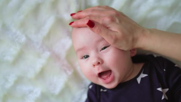 Αγαπημένο Και Προσεκτικό Χέρι Της Μητέρας Χαϊδεύει Κεφάλι Του Μωρού — Αρχείο Βίντεο