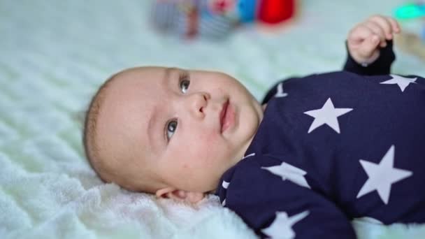 Lindo Menino Camisa Preta Com Estrelas Cama Retrato Uma Criança — Vídeo de Stock