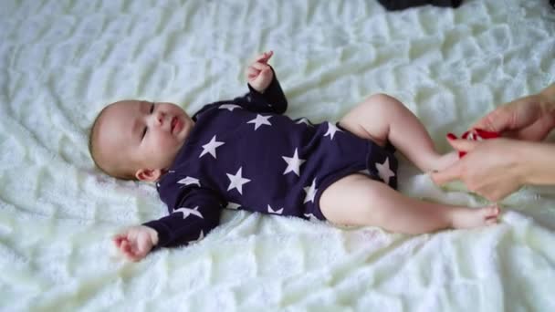Miúdo Bonito Minúsculo Deita Costas Xadrez Branco Mãe Põe Uma — Vídeo de Stock