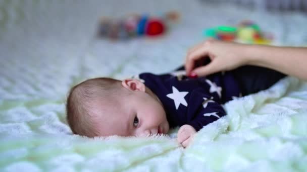 Moeders Hand Streelt Rug Van Baby Raakt Zachtjes Het Oortje — Stockvideo