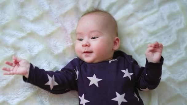 Lächelndes Schönes Kleinkind Das Auf Dem Bett Aktiv Ist Draufsicht — Stockvideo