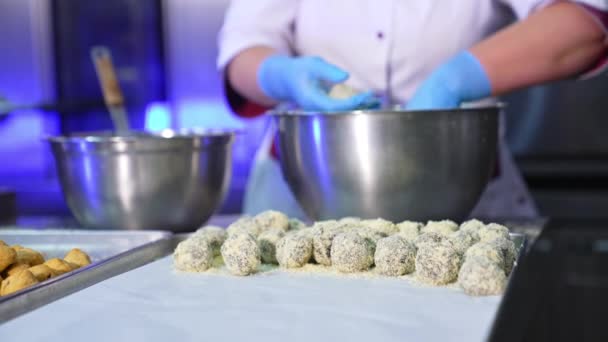 Des Desserts Sucrés Forme Boules Sont Posés Sur Plateau Travailleur — Video