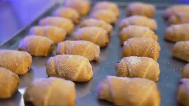 Doux Délicieux Croissants Fraîchement Cuits Saupoudrés Sucre Sont Sur Plateau — Video