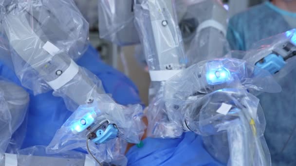 未来装置は患者に対して手術を行う 医師は ブラーの背景でプロセスを監視し 制御する — ストック動画