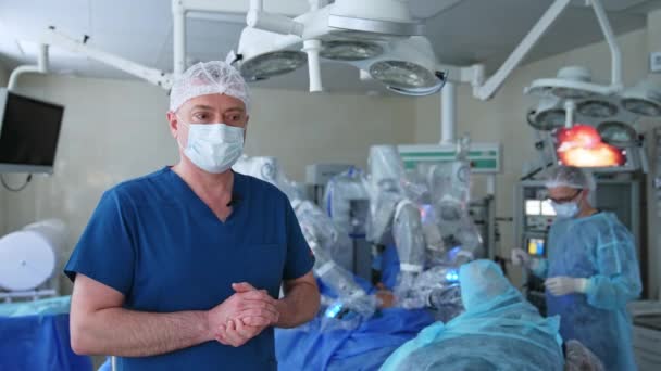 Medicinskt Team Förbereder Vinci Robotutrustning För Användning Operationen Manlig Kirurg — Stockvideo