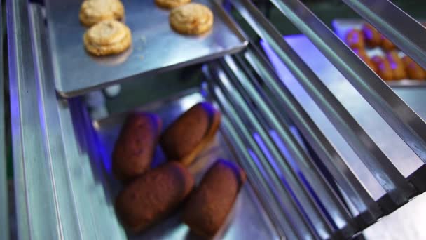 Taze Pişmiş Küçük Kruvasanlarla Dolu Metal Pişirme Çarşafı Kapatın Modern — Stok video