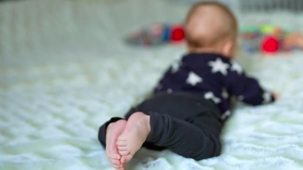 Winziges Baby Liegt Auf Dem Bauch Und Blickt Auf Das — Stockvideo