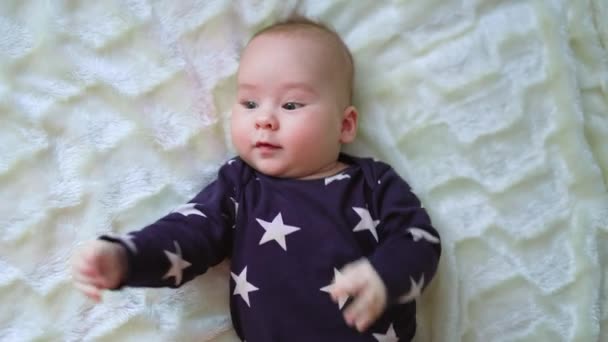 Frohes Fröhliches Gesundes Kind Auf Dem Bett Junge Dunklem Pullover — Stockvideo