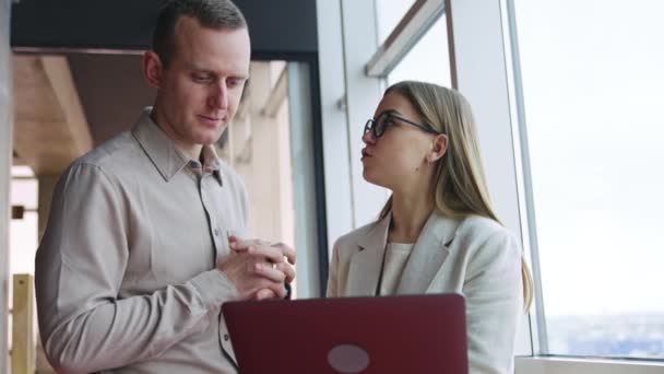 Офісні Співробітники Обидва Дивляться Ноутбук Стоїть Біля Вікна Жінка Тримає — стокове відео