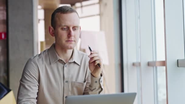 Konzentrierter Mann Mit Besorgtem Blick Starrt Auf Seinen Laptop Geschäftsmann — Stockvideo
